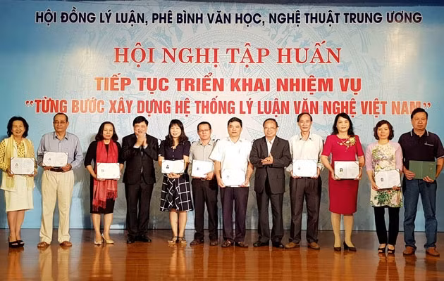 Trao giấy chứng nhận cho các học viên