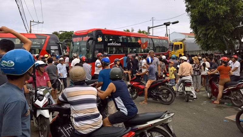 Nhiều đối tượng quá khích, manh động chặn xe, gây tắc giao thông đoạn qua thị trấn Phan Rí Cửa, huyện Tuy Phong.
