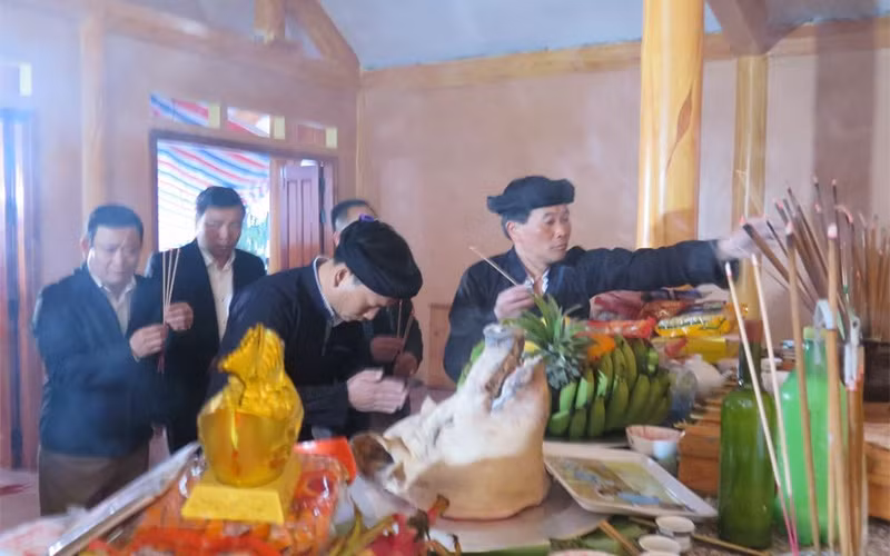 Người dân dâng hương tỏ lòng thành kính tới tổ tiên của dân tộc mình.