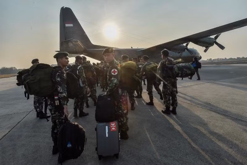 Binh sĩ Indonesia chuẩn bị lên máy bay tới Palu. (Ảnh: Reuters)