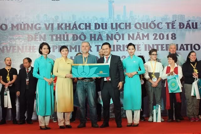 Ông Nguyễn Sỹ Thành, Phó Giám đốc Vietnam Airlines Chi nhánh miền bắc trao quà tặng cho ông Lebreton Didier trong sự kiện tại Hà Nội.