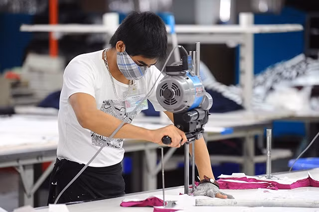 Để hạn chế tình trạng nhận BHXH một lần, cần có giải pháp tổng thể, căn cơ hơn.Ảnh: HOÀNG HÀ
