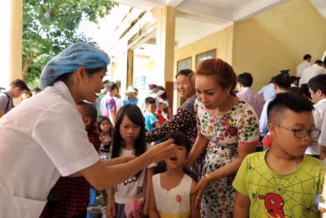 Cho trẻ em uống vi-ta-min A nhân ngày vi chất dinh dưỡng tại Trung tâm Y tế quân dân y huyện Bạch Long Vĩ. (Ảnh minh họa)