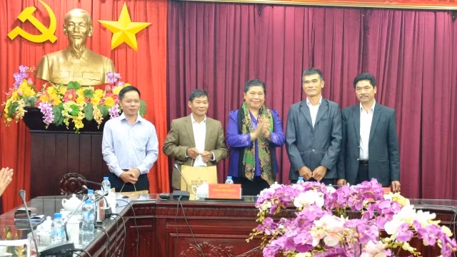 Phó Chủ tịch Quốc hội Tòng Thị Phóng trao quà cho các gia đình văn hoá tiêu biểu.