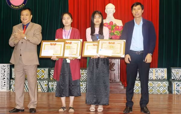 Lãnh đạo Tỉnh đoàn và Sở Giáo dục và Đào tạo trao tặng các phần thưởng cho hai học sinh