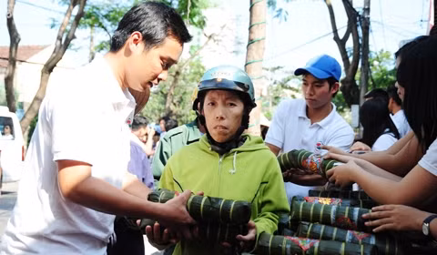 Người nghèo nhận bánh chưng, bánh tét từ tay các bạn trẻ.