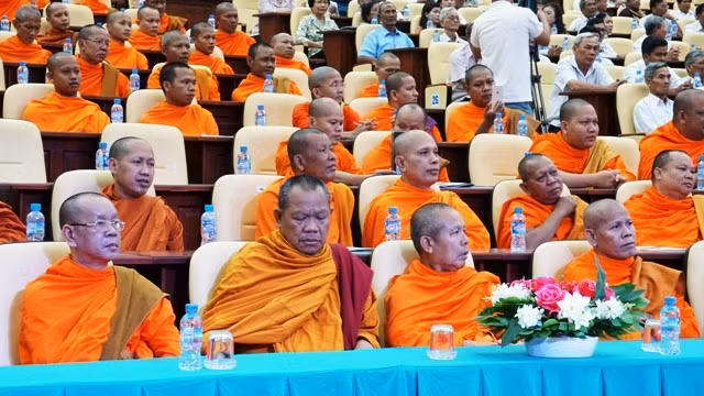 Các đại biểu tham dự họp mặt mừng Tết Chôl Chnam Thmây, sáng 6-4.