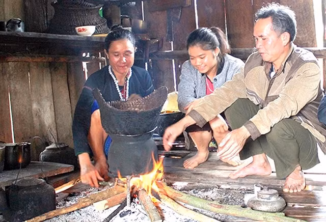 Bếp lửa là nơi quan trọng nhất trong ngôi nhà của đồng bào dân tộc ở vùng cao Quảng Trị.