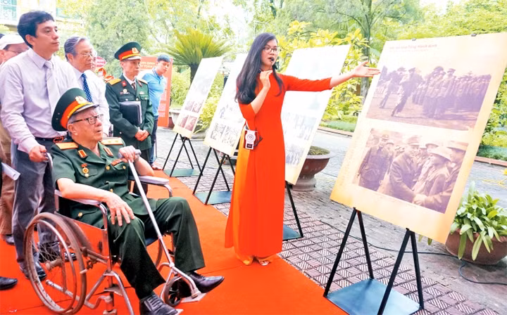Khách tham quan triển lãm "Ngày thống nhất đất nước".