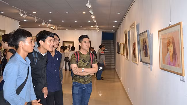 Nhiều người đến tham quan triển lãm Màu nước quốc tế tại Hội Mỹ thuật TP Hồ Chí Minh