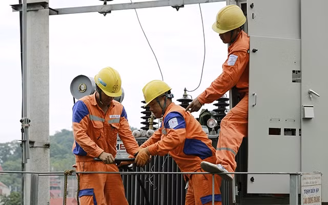 Công nhân EVNNPC sửa chữa, bảo dưỡng trạm biến áp.