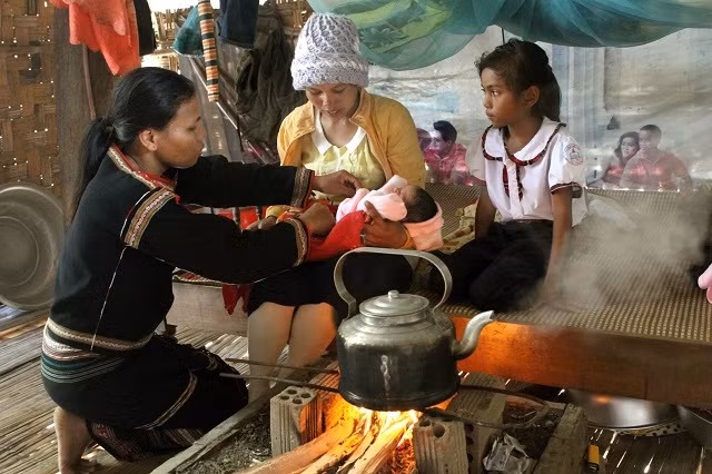 Cô đỡ thôn bản hướng dẫn chăm sóc rốn cho trẻ sơ sinh tại Gia Lai.
