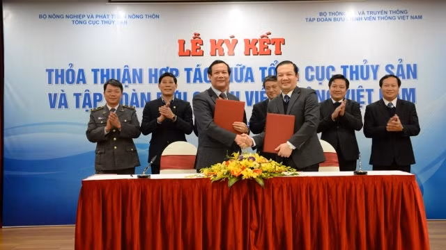 Quyền Tổng cục trưởng Tổng cục Thủy sản Nguyễn Ngọc Oai và Tổng Giám đốc Tập đoàn VNPT Phạm Đức Long ký kết thỏa thuận hợp tác giữa hai bên.