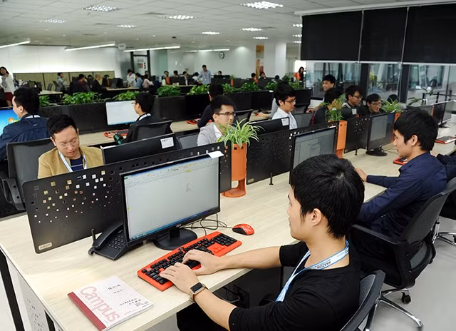 Kỹ sư Công ty TNHH phần mềm FPT Hà Nội làm việc tại Khu công nghệ cao Hòa Lạc. Ảnh: ÐỨC ANH