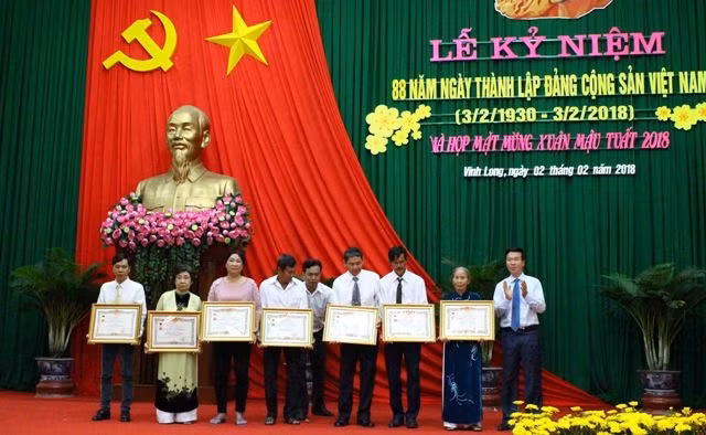 Đồng chí Võ Văn Thưởng, Trưởng Ban Tuyên giáo T.Ư trao tặng Danh hiệu Bà mẹ Việt Nam Anh hùng cho gia đình các Mẹ tại tỉnh Vĩnh Long.