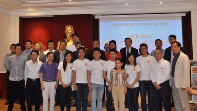 Đại sứ Nguyễn Ngọc Sơn chụp ảnh kỷ niệm với các hội, đoàn sau buổi họp báo.