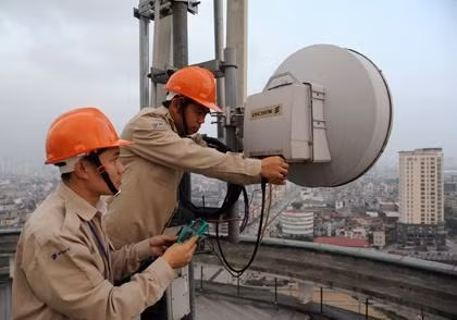 Kỹ sư Công ty Thông tin di động - VMS triển khai lắp đặt mới thiết bị trạm BTS.  Ảnh: TRẦN HẢI