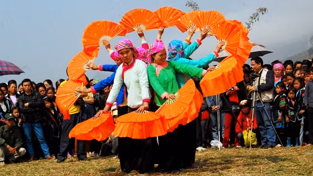 Múa xòe quạt của dân tộc Giáy ở xã Tả Van (Sa Pa).