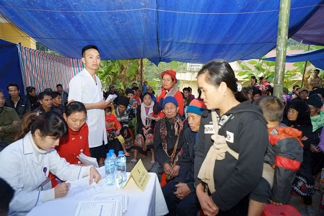 Bệnh viện Phổi Trung ương khám, chữa bệnh miễn phí cho người dân tại hai xã nghèo ở Thanh Hóa.