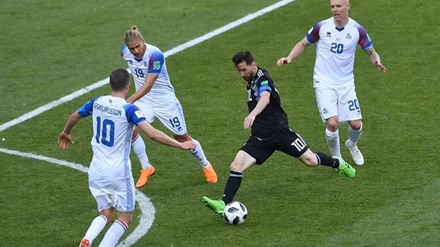 Messi (áo sẫm) miệt mài dứt điểm trước vòng vây của các cầu thủ Iceland.