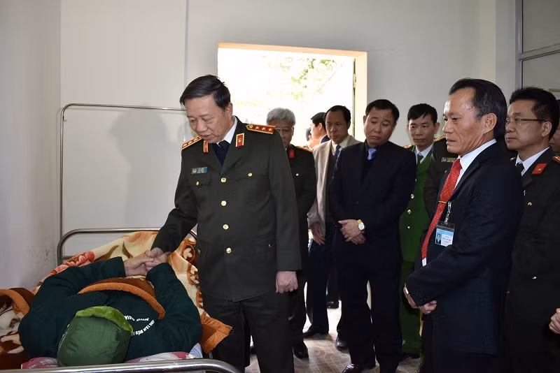 Bộ trưởng Tô Lâm thăm các thương, bệnh binh Trung tâm điều dưỡng thương binh Nho Quan.