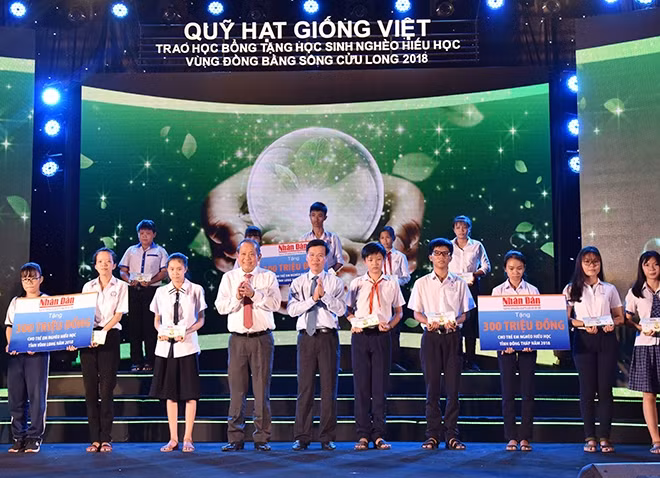 Đồng chí Trương Hòa Bình, Uỷ viên Bộ Chính trị, Phó Thủ tướng Thường trực Chính phủ và đồng chí Võ Văn Thưởng, Ủy viên Bộ Chính trị, Bí thư T.Ư Đảng, Trưởng Ban Tuyên giáo T.Ư trao học bổng cho học si