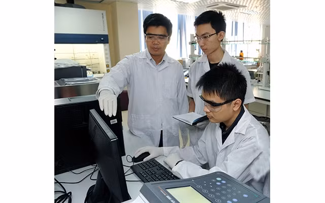 Giờ thực hành của nghiên cứu sinh tại một trường đại học (ảnh có tính minh họa). Ảnh: THANH GIANG