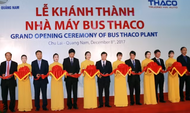 Cắt băng khánh thành Nhà máy Bus Thaco.