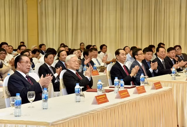 Các đồng chí lãnh đạo, nguyên lãnh đạo Đảng, Nhà nước và các đại biểu dự Lễ kỷ niệm. 