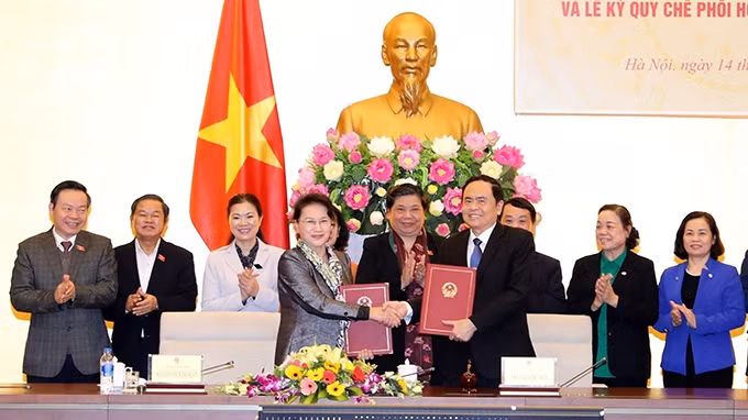 Chủ tịch QH Nguyễn Thị Kim Ngân và Chủ tịch Ủy ban T.Ư MTTQ Việt Nam Trần Thanh Mẫn ký Quy chế phối hợp công tác (sửa đổi). Ảnh: TRỌNG ÐỨC (TTXVN)