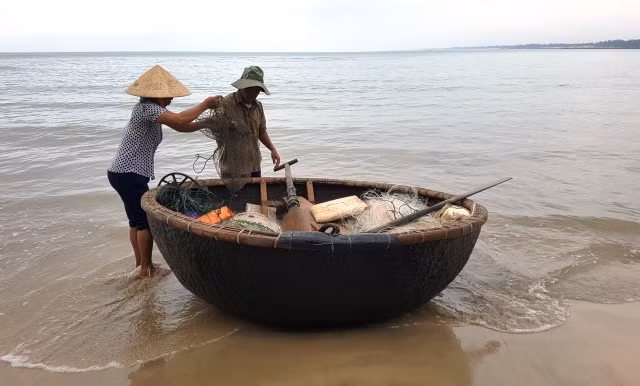 Vớt được cá nhưng ngư dân bán không ai mua.