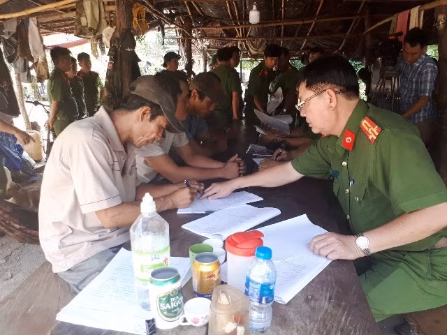 Lực lượng công an tiến hành kiểm tra lán trại của Phan Hữu Phượng trong Vườn quốc gia Yok Đôn.