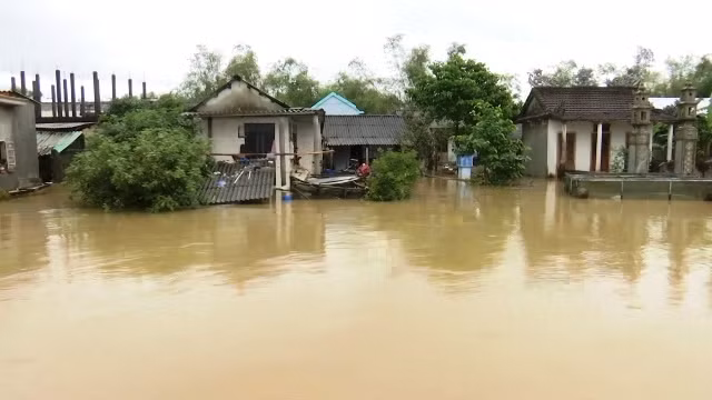 Lũ lụt làm ngập nhà dân ở xã Hải Tân, huyện Hải Lăng (Quảng Trị).