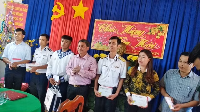 Đoàn công tác tặng quà cho các đơn vị đóng quân trên đảo Thổ Chu.