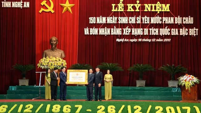 Trao tặng Bằng xếp hạng Di tích quốc gia cho Khu lưu niệm Phan Bội Châu.