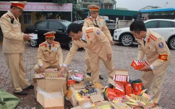 Lực lượng công an bắt hơn 500kg pháo các loại.