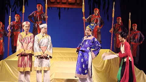Cảnh trong vở Mỹ nhân và anh hùng.
