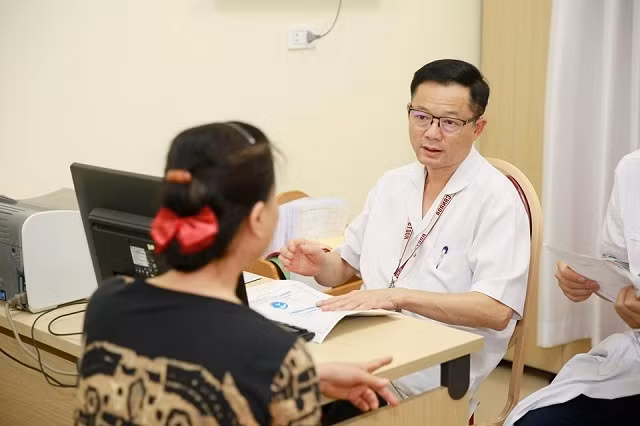 PGS, TS Đỗ Trường Thành khám cho bệnh nhân. 