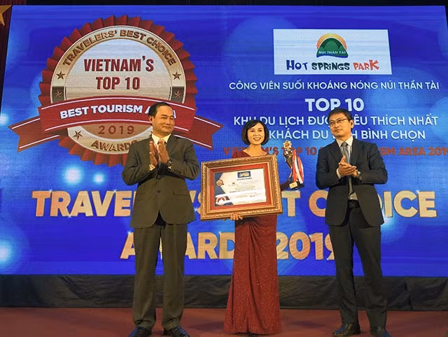 Bà Trần Thị Hương, đại diện Công viên suối khoáng nóng Núi Thần Tài nhận Bằng vinh danh điểm đến hấp dẫn, chất lượng và uy tín nhất.