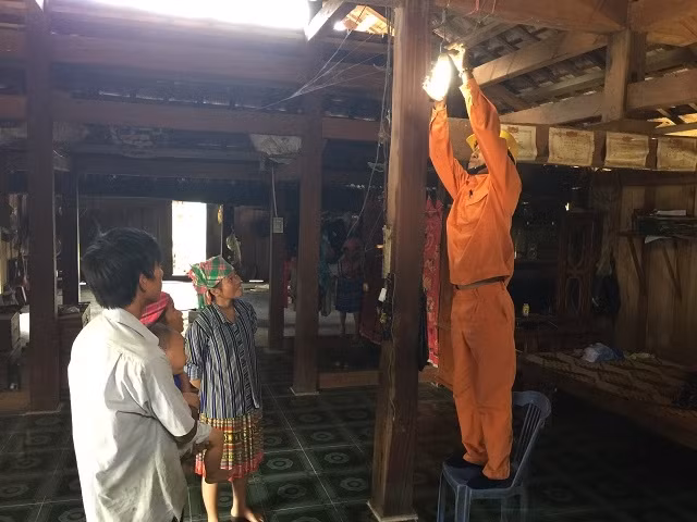 Công nhân Công ty Điện lực Đác Lắc hướng dẫn đồng bào DTTS ở buôn Ea Boa, xã Ea Trang sữ dụng điện an toàn.