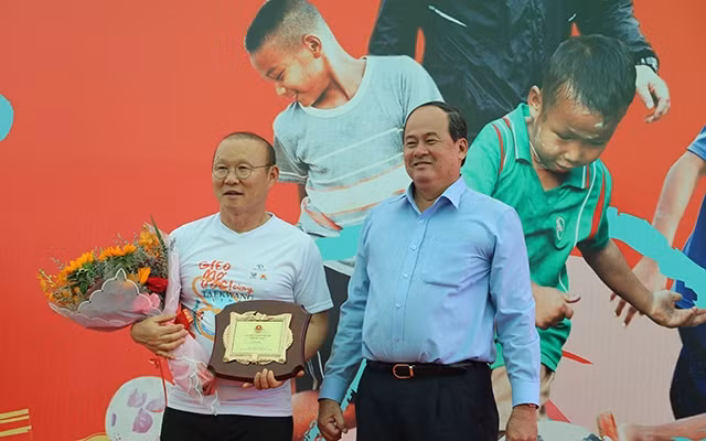Phó Chủ tịch UBND tỉnh An Giang Nguyễn Thanh Bình và HLV Park Hang Seo. 
