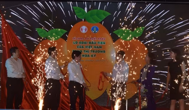 Cắt băng khánh thành tại Lễ công bố lô xoài đầu tiên xuất khẩu sang Mỹ.