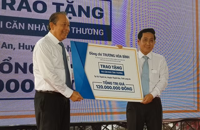 Phó Thủ tướng Trương Hòa Bình đã trao hai căn nhà tình thương cho huyện Thạnh Hóa, tỉnh Long An.