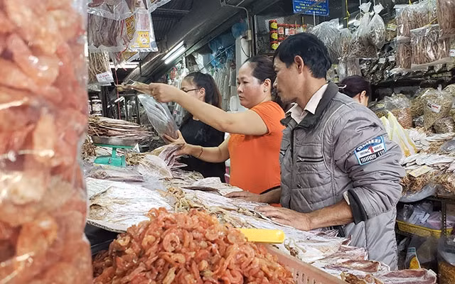 Thương nhân kinh doanh tại bốn chợ lớn của thành phố có kế hoạch dự trữ hàng hóa ước khoảng 535.5 tỷ đồng.