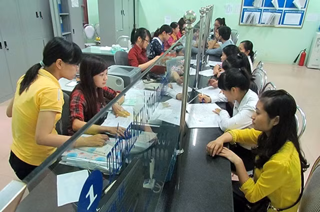 Giải quyết các thủ tục hành chính về BHXH, BHYT, bảo hiểm thất nghiệp tại BHXH thành phố Thanh Hóa. Ảnh: TÔ THỊ NGỌC