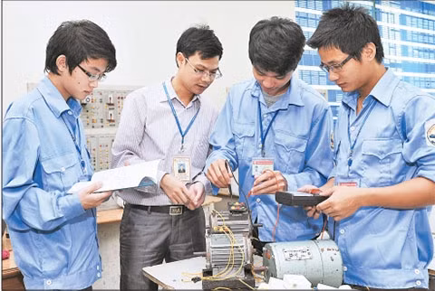 Giờ thực hành của sinh viên Trường đại học Sư phạm kỹ thuật Nam Định.  Ảnh: TRẦN HẢI