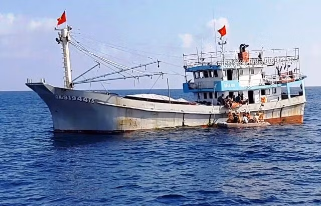 Lực lượng cứu hộ tiếp cận và đưa thuyền trưởng Hoàng Văn Tạo lên tàu SAR 412.