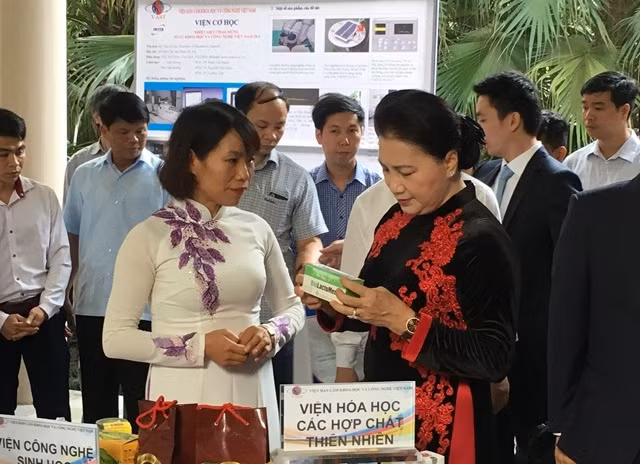 Chủ tịch Quốc hội Nguyễn Thị Kim Ngân thăm gian hàng của Viện Công nghệ sinh học (Viện Hàn lâm Khoa học và Công nghệ Việt Nam).