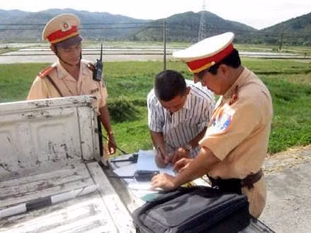 Công an huyện Ðức Thọ kiểm tra và xử lý các trường hợp vi phạm Luật Giao thông đường bộ.