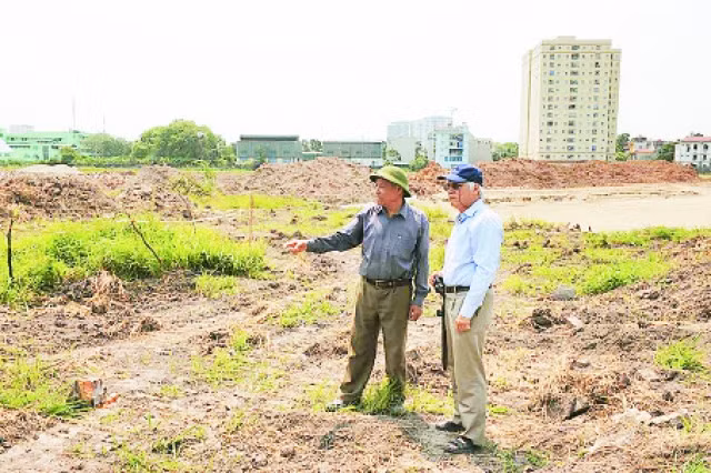Phó Giáo sư Nguyễn Văn Huy (bên phải) khảo sát di chỉ Vườn Chuối.
